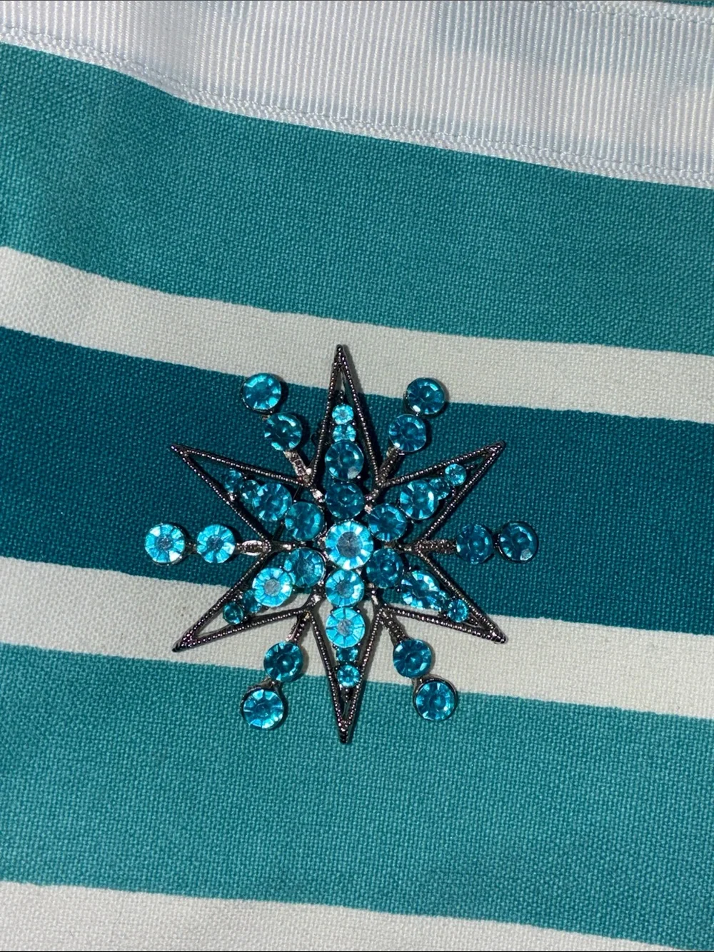 Turquoise/Blue Starburst Snowflake Brooch - silvertone